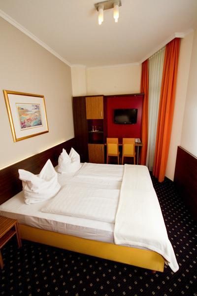 Hotel Tourist Франкфурт-на-Майне Экстерьер фото